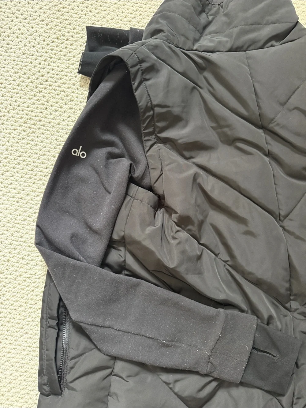 Alo Yoga Women’s Black Quilted Hybrid Puffer Jacket
